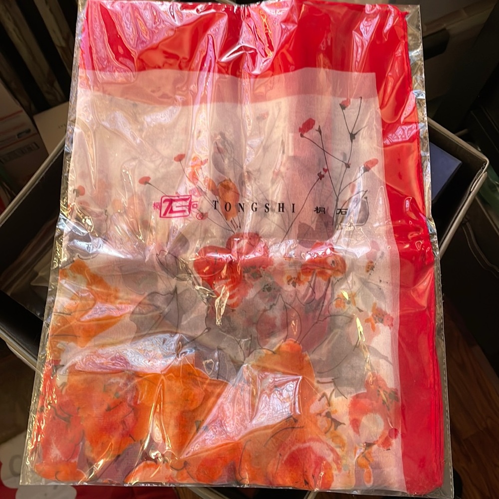 Tongshi sold scarf Poppy